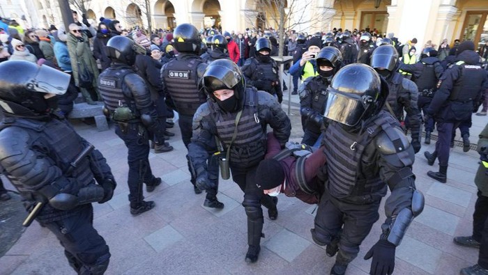 Police detain a demonstrator during an action against Russias attack on Ukraine in St. Petersburg, Russia, Sunday, Feb. 27, 2022. Protests against the Russian invasion of Ukraine resumed on Sunday, with people taking to the streets of Moscow and St. Petersburg and other Russian towns for the third straight day despite mass arrests. (AP Photo/Dmitri Lovetsky)