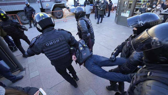 Police detain a demonstrator during an action against Russias attack on Ukraine in St. Petersburg, Russia, Sunday, Feb. 27, 2022. Protests against the Russian invasion of Ukraine resumed on Sunday, with people taking to the streets of Moscow and St. Petersburg and other Russian towns for the third straight day despite mass arrests. (AP Photo/Dmitri Lovetsky)
