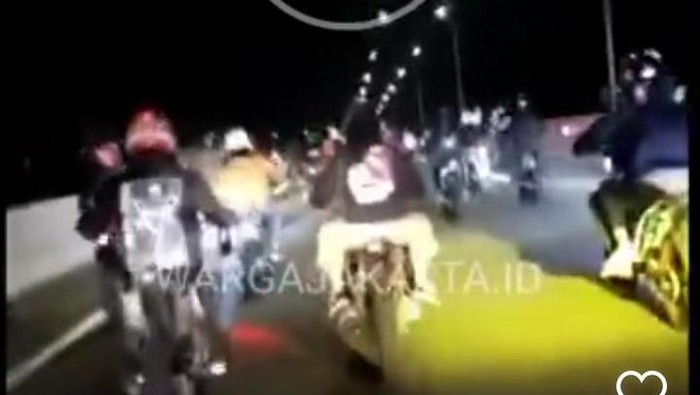 Rombongan supermoto masuk Tol Kelapa Gading-Pulogebang, Sabtu (26/2/2022) dini hari.