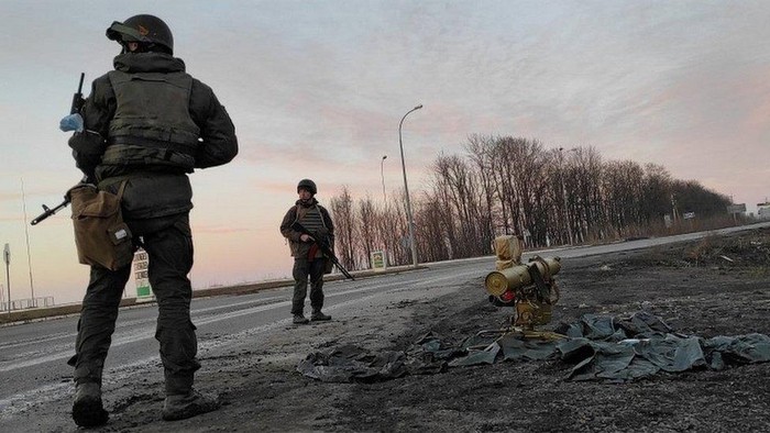 Rusia serang Ukraina: Bunyi ledakan dan sirene kembali terdengar, Belarus dilaporkan akan kirim tentara