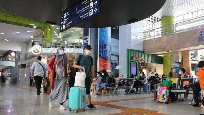Ilustrasi wisatawan di Stasiun Gambir saat momen long weekend pekan ini, Senin (28/2).