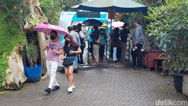 Suasana pengunjung di tempat wisata di Lembang.