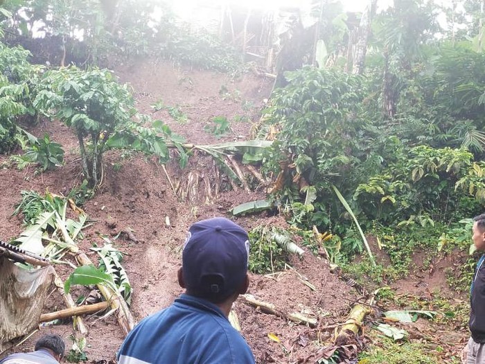 Tebing setinggi 12 meter longsor menimpa rumah warga, Senin (28/2/2022).