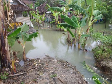 Tebing setinggi 12 meter longsor menimpa rumah warga, Senin (28/2/2022).