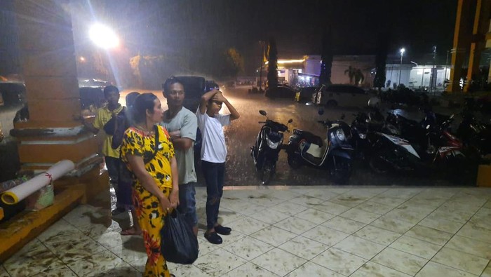Tenda pengungsi gempa Pasaman Barat bocor