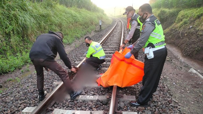 tewas tertabrak kereta api