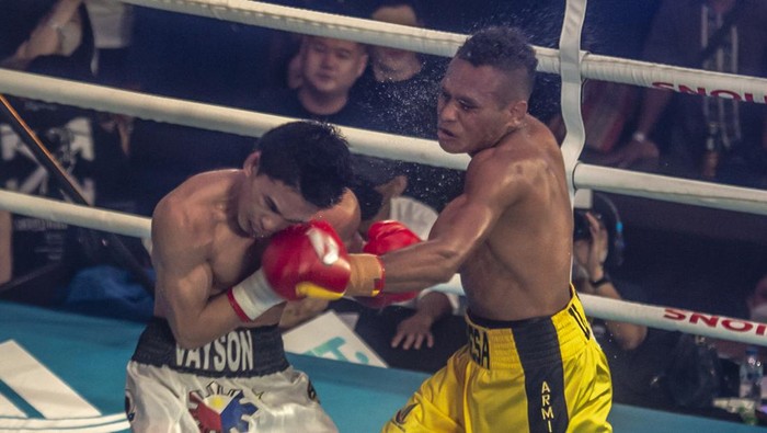 Petinju Indonesia Tibo Monabesa (kanan) bertanding melawan Petinju Filipina Jayson Vayson (kiri) untuk memperebutkan gelar juara WBC International kelas terbang ringan 48,9 kilogram di Holywings Gatsu Club V, Jakarta, Minggu (27/2/2022). Petinju Indonesia Tibo Monabesa berhasil mempertahankan gelar juara WBC International kelas terbang ringan 48,9 kilogram usai mengalahkan Petinju Filipina Jayson Vayson dengan menang angka. ANTARA FOTO/Muhammad Adimaja/YU