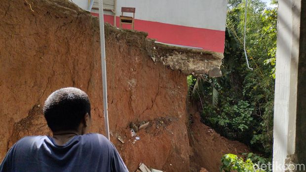 Tiga ruangan kelas MTS di Kabupaten Lebak, Banten, ambruk. Akibatnya, para siswa harus bergantian menggunakan ruang kelas untuk proses belajar mengajar. (Fathul Rizkoh/detikcom)