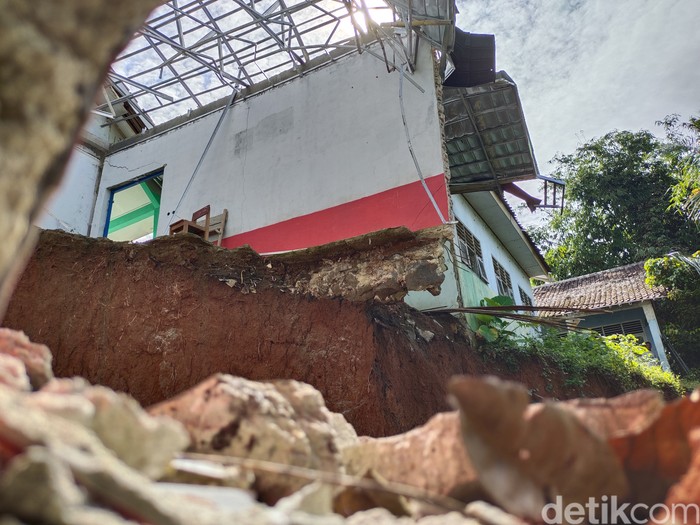 Tiga ruangan kelas MTS di Kabupaten Lebak, Banten, ambruk. Akibatnya, para siswa harus bergantian menggunakan ruang kelas untuk proses belajar mengajar. (Fathul Rizkoh/detikcom)