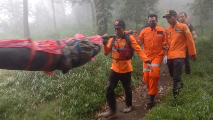 Tim SAR gabungan mengevakuasi pendaki Gunung Lawu yang meninggal, Senin (28/2/2022).