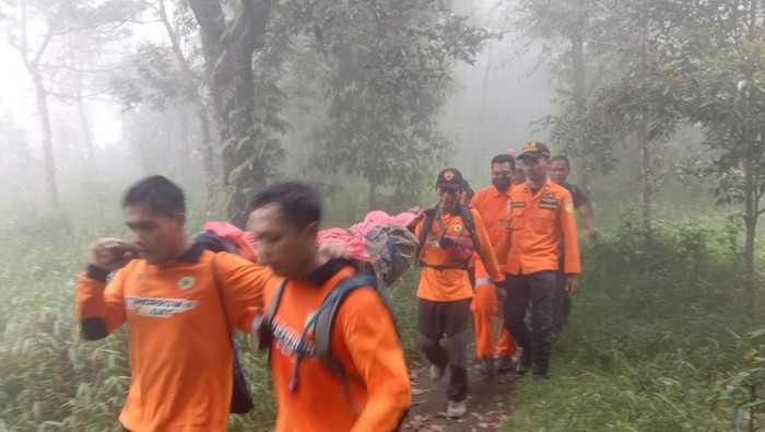Tim SAR gabungan mengevakuasi pendaki Gunung Lawu yang meninggal, Senin (28/2/2022).