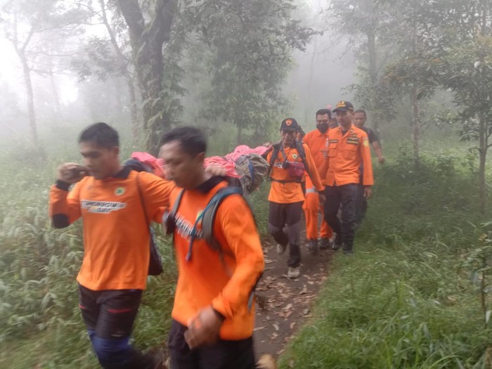 Tim SAR gabungan mengevakuasi pendaki Gunung Lawu yang meninggal, Senin (28/2/2022).