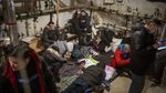 Tinggalkan Rumah, Warga Ukraina Berlindung di Bawah Tanah