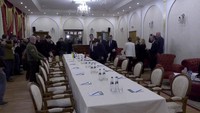 Pertemuan delegasi Ukraina dan Rusia di perbatasan Belarusia ini merupakan yang pertama antara kedua negara yang berperang sejak invasi dimulai pekan lalu. Pertemuan pada Senin (28/2) ini direncanakan usai rentetan pernyataan Kremlin, yang awalnya mengklaim Ukraina menolak tawaran Rusia untuk berdialog di Belarusia, dan menawarkan balik untuk bertemu di Warsawa, Polandia, sebelum memutuskan kontak. Kantor Zelensky membantah tuduhan bahwa Ukraina menolak berunding.
