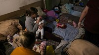 Pihak RS terpaksa memindahkan sejumlah pasien anak-anak ke lorong bawah tanah.