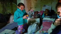 Meskipun begitu, salah seorang anak masih memperlihatkan senyuman semringah di dalam lorong.