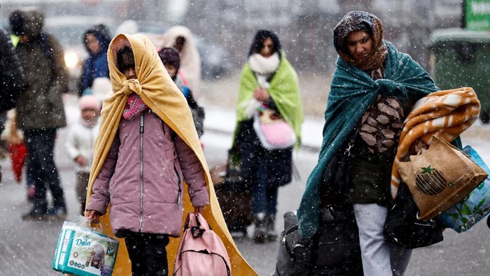 UKRAINE-CRISIS/POLAND-REFUGEES People who have fled the Russian invasion in Ukraine, clamour to board a bus bound for a refugee centre established in Przemysl, in Medyka, Poland, February 28, 2022. REUTERS/Bryan Woolston