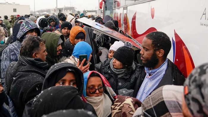 UKRAINE-CRISIS/POLAND-REFUGEES People who have fled the Russian invasion in Ukraine, clamour to board a bus bound for a refugee centre established in Przemysl, in Medyka, Poland, February 28, 2022. REUTERS/Bryan Woolston