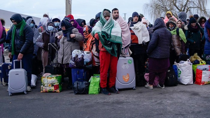 UKRAINE-CRISIS/POLAND-REFUGEES People who have fled the Russian invasion in Ukraine, clamour to board a bus bound for a refugee centre established in Przemysl, in Medyka, Poland, February 28, 2022. REUTERS/Bryan Woolston