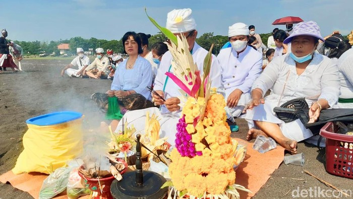 upacara melasti di banyuwangi