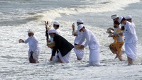 Upacara yang serentak dilaksanakan umat Hindu se-Bali tersebut untuk menyucikan diri secara lahir dan batin dalam menyambut Hari Raya Nyepi.