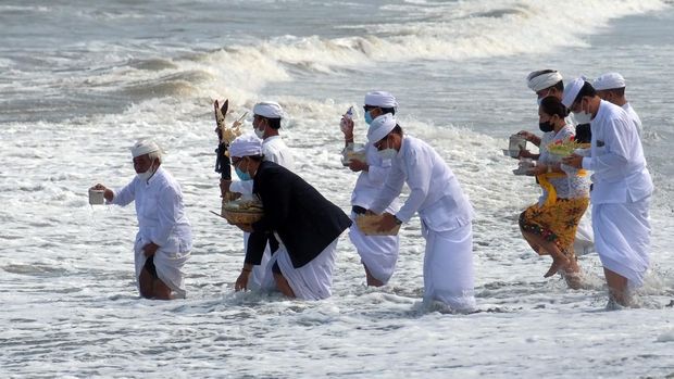Umat Hindu menghaturkan sesajen saat upacara Melasti jelang Hari Raya Nyepi Tahun Baru Saka 1944 di Pantai Padang Galak, Denpasar, Bali, Senin (28/2/2022). Upacara yang serentak dilaksanakan umat Hindu se-Bali tersebut untuk menyucikan diri secara lahir dan batin dalam menyambut Hari Raya Nyepi Tahun Saka 1944 pada 3 Maret 2022 mendatang dengan tetap menerapkan protokol kesehatan dan membatasi jumlah umat guna mencegah penyebaran COVID-19. ANTARA FOTO/Nyoman Hendra Wibowo/tom.