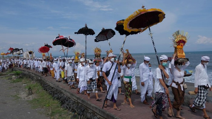 UPACARA MELASTI JELANG HARI RAYA NYEPI DI BALI Umat Hindu menghaturkan sesajen saat upacara Melasti jelang Hari Raya Nyepi Tahun Baru Saka 1944 di Pantai Padang Galak, Denpasar, Bali, Senin (28/2/2022). Upacara yang serentak dilaksanakan umat Hindu se-Bali tersebut untuk menyucikan diri secara lahir dan batin dalam menyambut Hari Raya Nyepi Tahun Saka 1944 pada 3 Maret 2022 mendatang dengan tetap menerapkan protokol kesehatan dan membatasi jumlah umat guna mencegah penyebaran COVID-19. ANTARA FOTO/Nyoman Hendra Wibowo/tom.