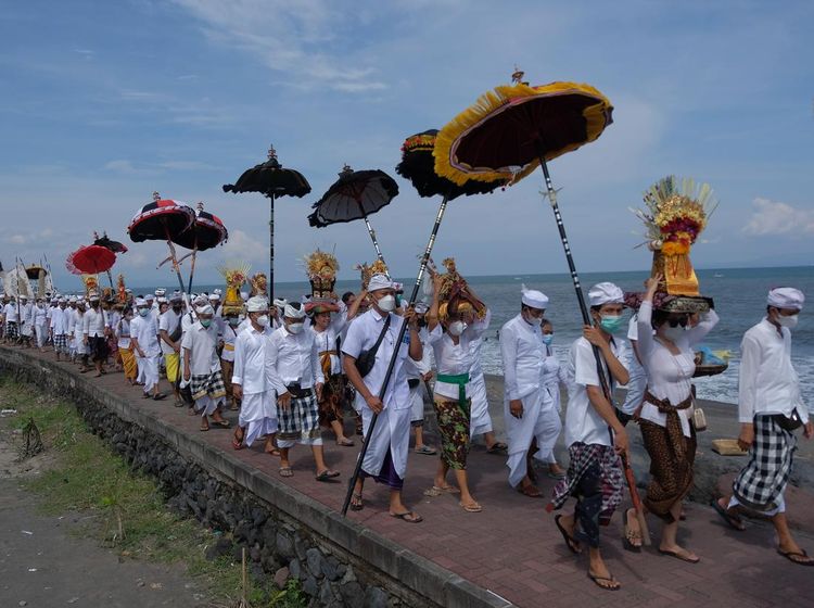 Foto-foto Upacara Melasti Jelang Nyepi di Bali