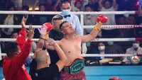 Memasuki ronde kedua, Vicky Prasetyo dinyatakan menang TKO setelah membuat Aldi Taher lari terbirit-birit keluar ring. Foto: (dok. Hollywings)