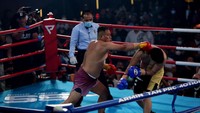 Vicky Prasetyo sudah brutal sejak ronde 1. Aldi bermain dengan menangkis dan bertahan. Foto: (dok. Hollywings)