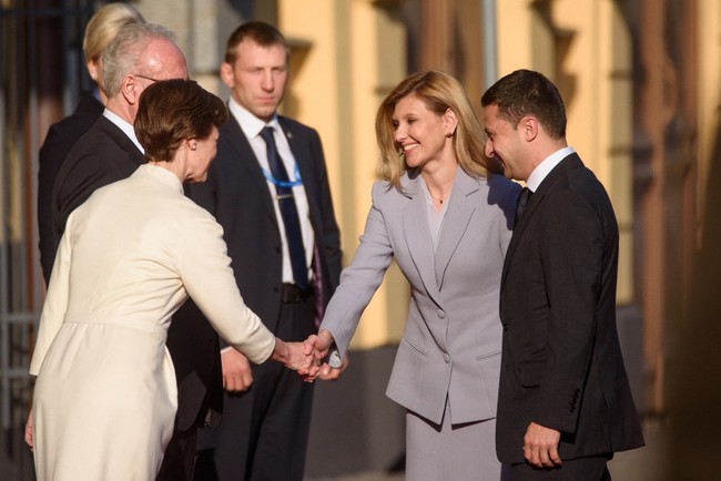 Olena Zelenska merupakan Ibu Negara Ukraina termuda karena sang suami juga menjadi Presiden Ukraina termuda. Keduanya menyandang titel tersebut di usia yang sama-sama 41 tahun. Foto: AFP/GINTS IVUSKANS