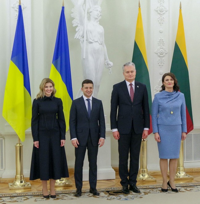 Kali ini gaun hitam nan elegan jadi pilihan busana Olena Zelenska ketika mendampingi Volodymyr Zelensky bertemu Presiden Lithuania Gitanas Nauseda dan istrinya Diana Nausediene, November 2019. Foto: AFP/PETRAS MALUKAS