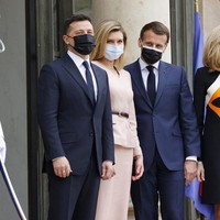 Setelan blouse dan rok pensil warna senada dengan potongan tailoring membuat penampilan Olena Zelenska terlihat elegan saat pertemuan bersama Presiden Prancis Emmanuel Macron. Foto: AFP/THOMAS SAMSON