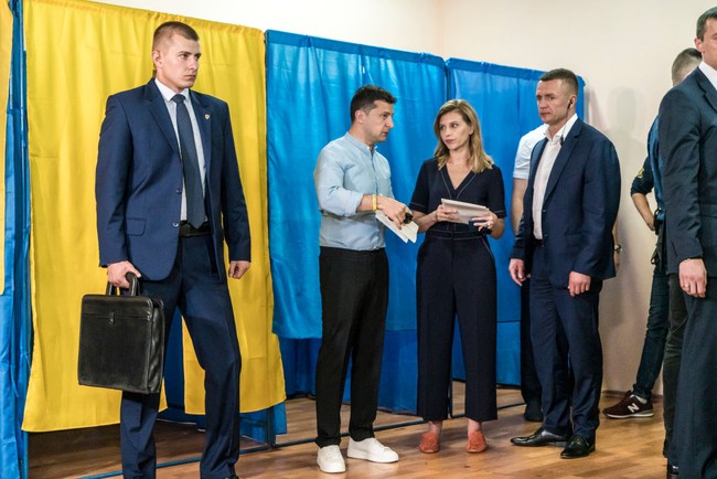 Berbusana smart casual, Olena Zelenska bersama sang suami, Presiden Ukraina Volodymyr Zelensky melakukan pemungutan suara untuk parlemen pada Juli 2019. Foto: Getty Images/Brendan Hoffman