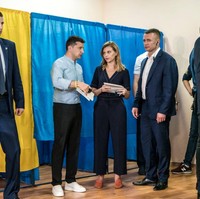 Berbusana smart casual, Olena Zelenska bersama sang suami, Presiden Ukraina Volodymyr Zelensky melakukan pemungutan suara untuk parlemen pada Juli 2019. Foto: Getty Images/Brendan Hoffman
