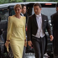 Gaun panjang berwarna kuning pastel membuat penampilan Olena Zelenska terlihat cerah dan segar. Busana berpotongan simpel ini dikenakannya saat menghadiri Upacara Penobatan Kaisar Naruhito di Istana Kerajaan di Tokyo, Jepang, pada Oktober 2019. Foto: Getty Images/Carl Court