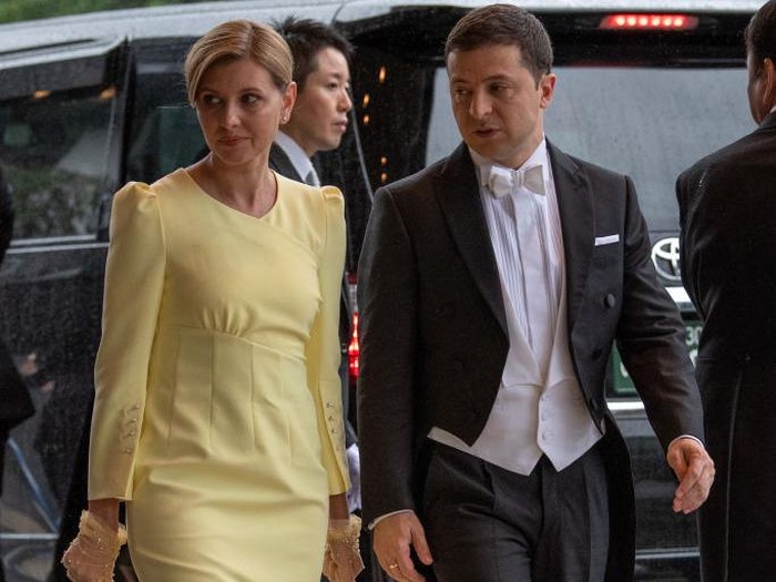 Volodymyr Zelensky dan Olena Zelenska TOKYO, JAPAN - OCTOBER 22: President Volodymyr Zelensky of Ukraine and his wife Olena Zelenska attend the Enthronement Ceremony Of Emperor Naruhito of Japan at the Imperial Palace on October 22, 2019 in Tokyo, Japan. (Photo by Carl Court/Getty Images)