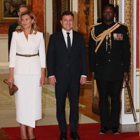 Setelan serba putih jadi terlihat lebih stylish dengan belt kecil yang mengaksentuasi pinggang. Penampilan ini ia kenakan saat kunjungan presidensial ke Istana Buckingham, London, Inggris, pada Oktober 2020. Foto: Getty Images/WPA Pool