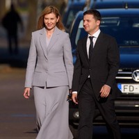 Olena Zelenska, yang disebut jadi target serangan Rusia di Ukraina, senang tampil dengan gaya busana monokrom yang sleek and clean. Seperti yang ditampilkannya saat kunjungan kenegaraan di Latvia pada Oktober 2019. Foto: AFP/GINTS IVUSKANS