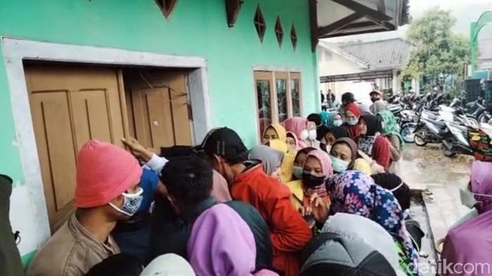 Warga antre pencairan BPNT di Cianjur.