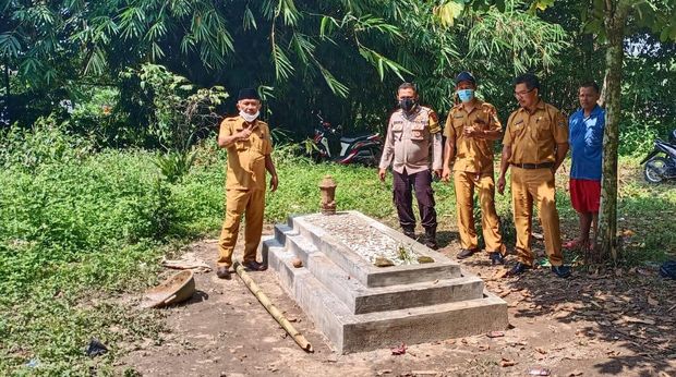 Warga Cisoka Kabupaten Tangerang digegerkan atas penemuan makam yang nisannya tertera tulisan berusia 1200 tahun.