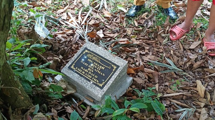 Warga Cisoka Kabupaten Tangerang digegerkan atas penemuan makam yang nisannya tertera tulisan berusia 1200 tahun.