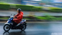 Cuaca di Jalan TB Simatupang sempat hujan deras. 