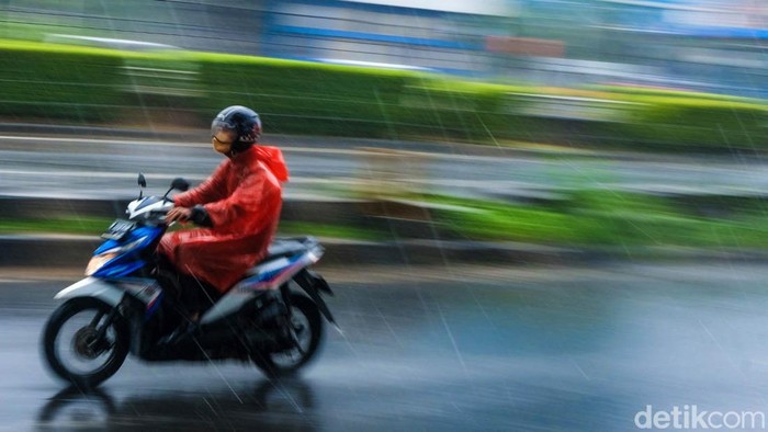 Waspada Hujan Lebat Disertai Angin Kencang di Jabodetabek BMKG memperingatkan potensi hujan sedang-lebat disertai kilat dan angin kencang di wilayah Jabodetabek. Kondisi ini diperkirakan berlangsung hingga pukul 13.30 WIB.
