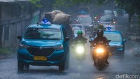 BMKG memperingatkan potensi hujan sedang-lebat yang dapat disertai kilat/petir dan Angin Kencang pada pukul 11:30 WIB di Kabupaten Bogor, Kabupaten Tangerang, dan Kota Tangerang Selatan.