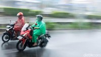 Hujan dapat meluas ke wilayah Jakarta Barat, Jakarta Selatan, Depok, hingga Kota Tangsel. Kondisi ini diperkirakan masih akan berlangsung hingga pukul 13.30 WIB.