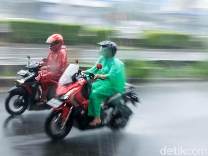 BMKG memperingatkan potensi hujan sedang-lebat disertai kilat dan angin kencang di wilayah Jabodetabek. Kondisi ini diperkirakan berlangsung hingga pukul 13.30 WIB.