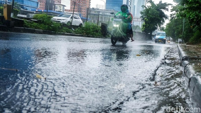 BMKG memperingatkan potensi hujan sedang-lebat disertai kilat dan angin kencang di wilayah Jabodetabek. Kondisi ini diperkirakan berlangsung hingga pukul 13.30 WIB.