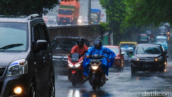 BMKG memperingatkan potensi hujan sedang-lebat disertai kilat dan angin kencang di wilayah Jabodetabek. Kondisi ini diperkirakan berlangsung hingga pukul 13.30 WIB.