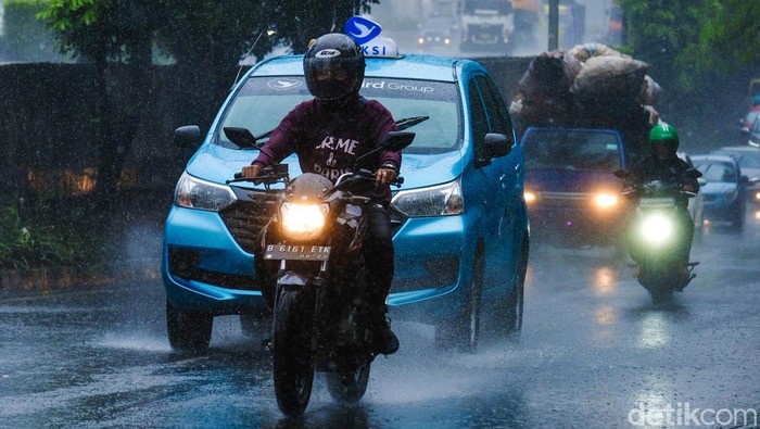 Waspada Hujan Lebat Disertai Angin Kencang di Jabodetabek BMKG memperingatkan potensi hujan sedang-lebat disertai kilat dan angin kencang di wilayah Jabodetabek. Kondisi ini diperkirakan berlangsung hingga pukul 13.30 WIB.